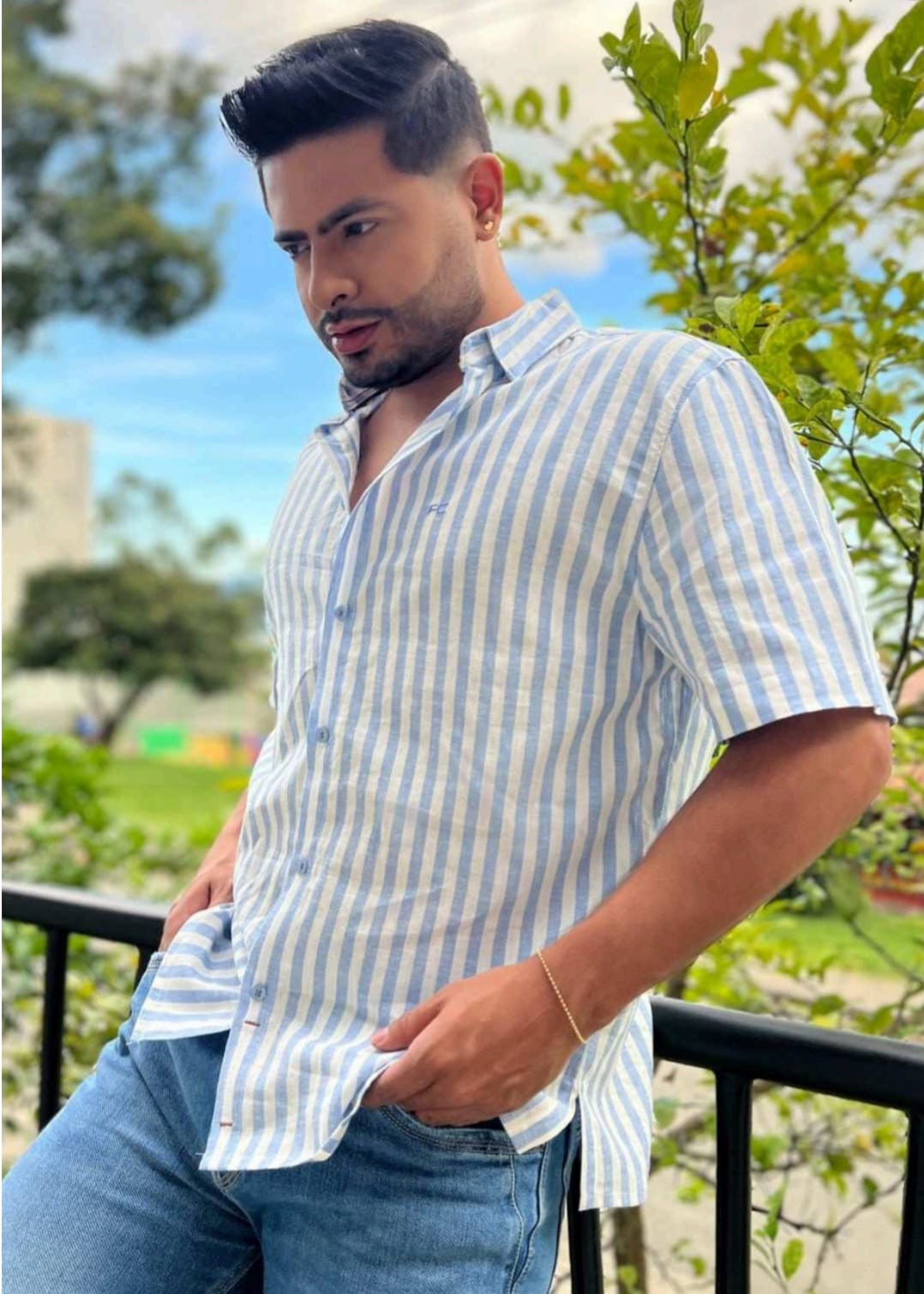 Camisa Manga Corta de Rayas Azules y Blancas